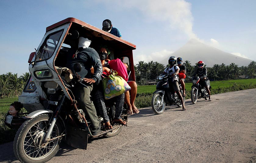 Zon bahaya di sekitar kawah itu telah berkembang dari 6km hingga 8km, tetapi sesetengah penduduk masih cuba menyelinap ke rumah masing-masing untuk memeriksa mereka dan juga menonton pertandingan ayam belukar popular di bandar Santo Domingo, wilayah Albay. - REUTERS
