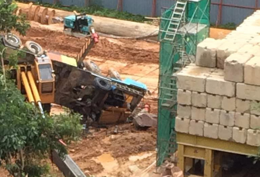 rata-rata penduduk kawasan itu telah lama menyuarakan kebimbangan terhadap projek pembinaan kondominium setinggi 44 tingkat itu mampu mengancam keselamatan mereka. - Foto pembaca Astro AWANI