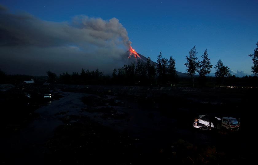 Debu berterusan keluar dari Gunung Mayon selepas gunung itu meletus sejak minggu lalu. - Reuters