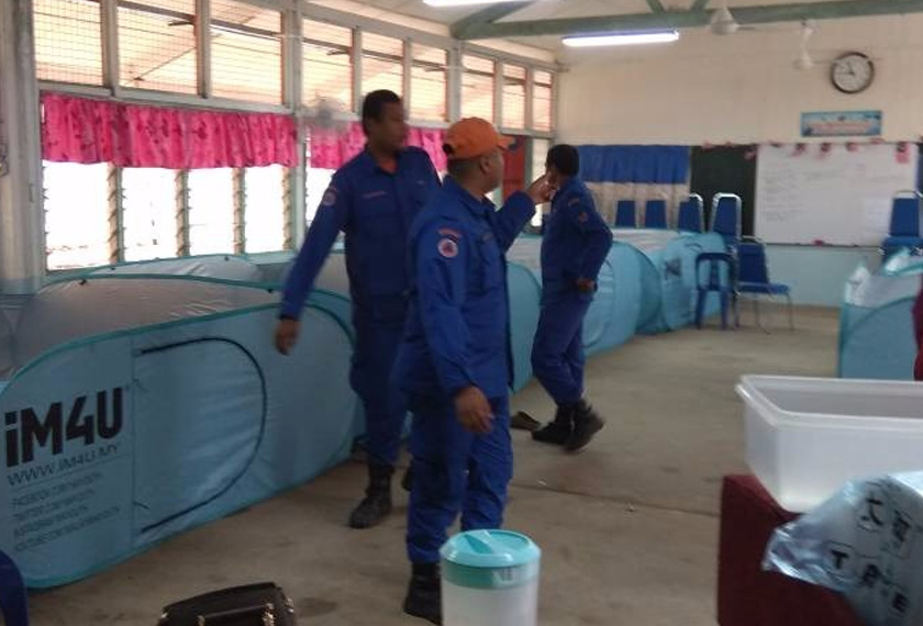 Pusat pemindahan sementara Sekolah Kebangsaan (SK) Ulu Atok untuk dibuka untuk mangsa-mangsa banjir.