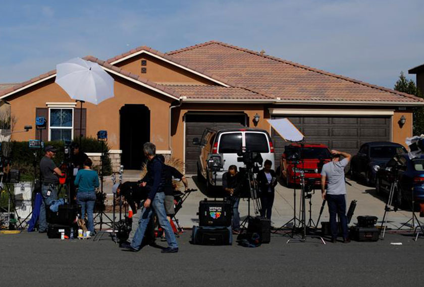 Berita mengenai kekejaman pasangan Turpin mendapat liputan luas media. Media berada di perkarangan kediaman keluarga itu untuk membuat liputan, Foto: AP
