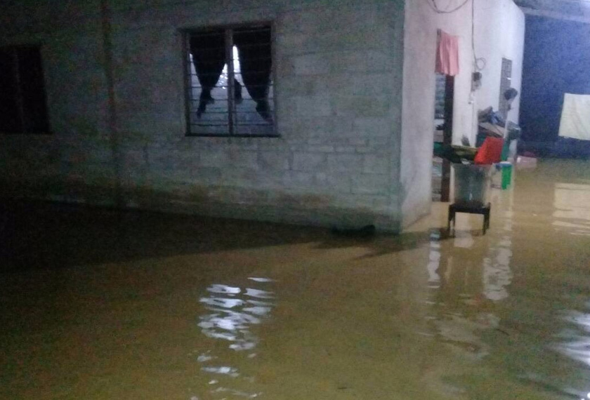 Keadaan rumah penduduk yang dimasuki air akibat banjir kilat.