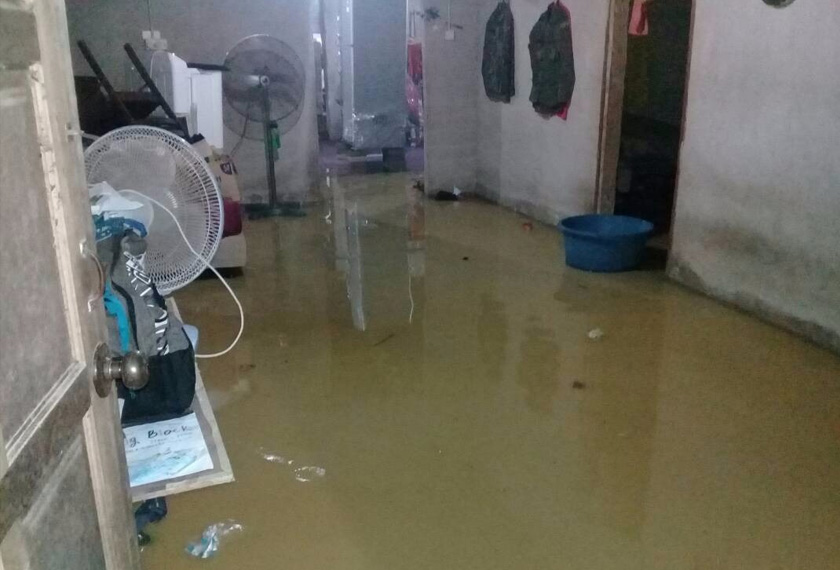 Keadaan rumah penduduk yang dimasuki air akibat banjir kilat.