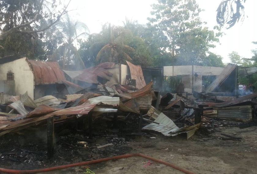 Empat buah rumah musnah dijilat api dalam kebakaran di Kampung Tebongon, Putatan. - Foto Astro AWANI/RUZAINI ZULKEPLI