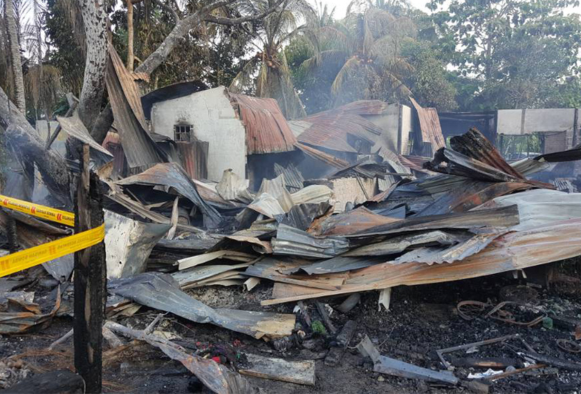 Kebakaran yang berlaku di Kampung Tembongon, Putatan itu membabitkan empat buah rumah. - Astro AWANI / RUZAINI ZULKEPLI