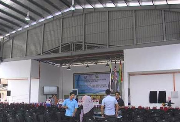 Keadaan dewan baharu SMK Hutan Melintang yang bernilai RM600,000.