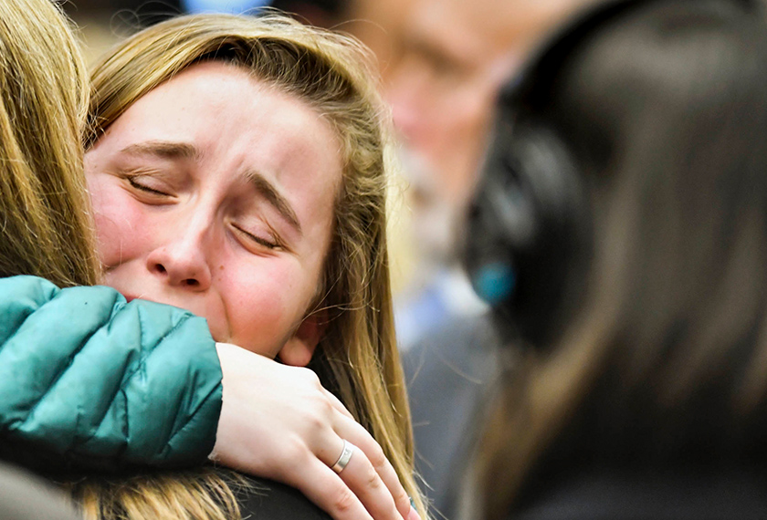 Mangsa-mangsa cabul Nasar menangis mengenang tragedi hitam yang berlaku terhadap mereka sejak sekian lama. - Foto: AP