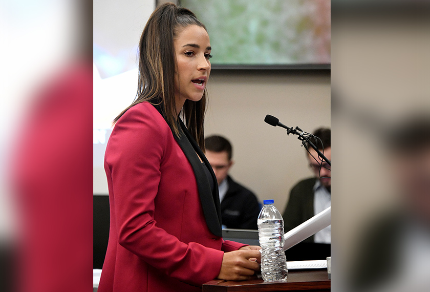 Aly Raisman, pemenang pingat emas Sukan Olimpik 2012, memberi keterangan selama 13 minit di hadapan Hakim Rosemarie Aquilina dan Larry Nassar sendiri. - Foto: AP