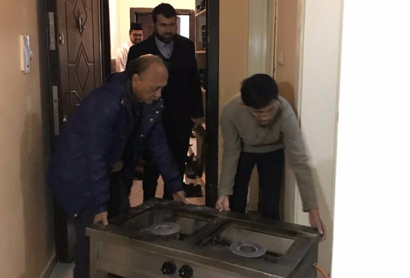 Antara pelarian Syria yang turut membantu