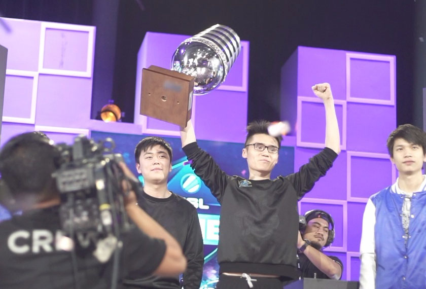 Pasukan Newbee terdiri daripada Xu Han (Moogy), Song Chun (Sccc) Damien Chok (kpii) Hu Liangzhi (Kaka) dan Zeng Hongda (Faith). - Astro AWANI/Mariah Ahmad