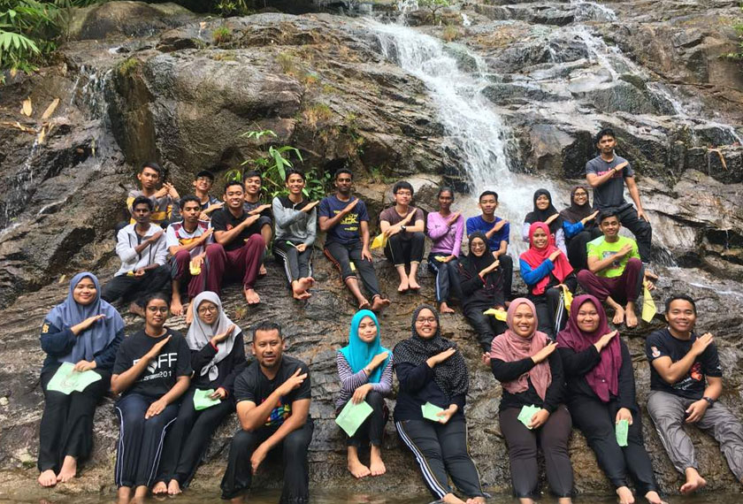 Kami juga tidak melepaskan peluang menikmati air terjun di sepanjang perjalanan