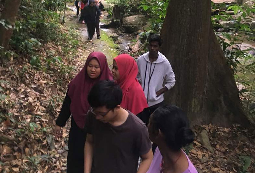 Perjalanan yang mencabar tetap diteruskan dengan semangat setiakawan.