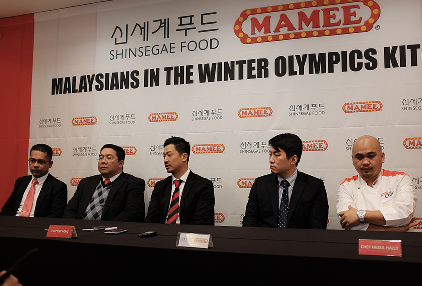 Dari kiri: Pengurus Hal Ehwal Islam dan Hubungan Kerajaan, Mamee, Ahmad Syukry Ibrahim; Pengarah Bahagian Hab Halal Jakim, Datuk Dr Sirajuddin Suhaimee; Ketua Pegawai Eksekutif Mamee-Shinsegae, Vuitton Pang Hee Cheah; Ketua Pegawai Perniagaan Shinsegae Food, Yang Seong-yong; dan Chef Faizul