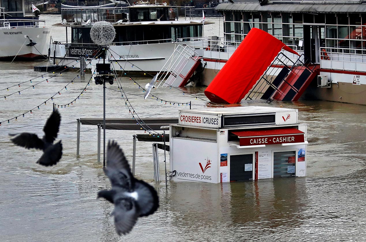 Kawasan siar kaki popular di Paris kini ditenggelami air Sungai Seine yang meningkat secara mendadak. - Reuters