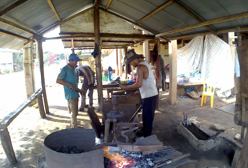 Pembuatan kapak menjadi antara penyumbang kepada ekonomi setempat - Foto AWANI Rangers UTM/Hasanah Zakaria