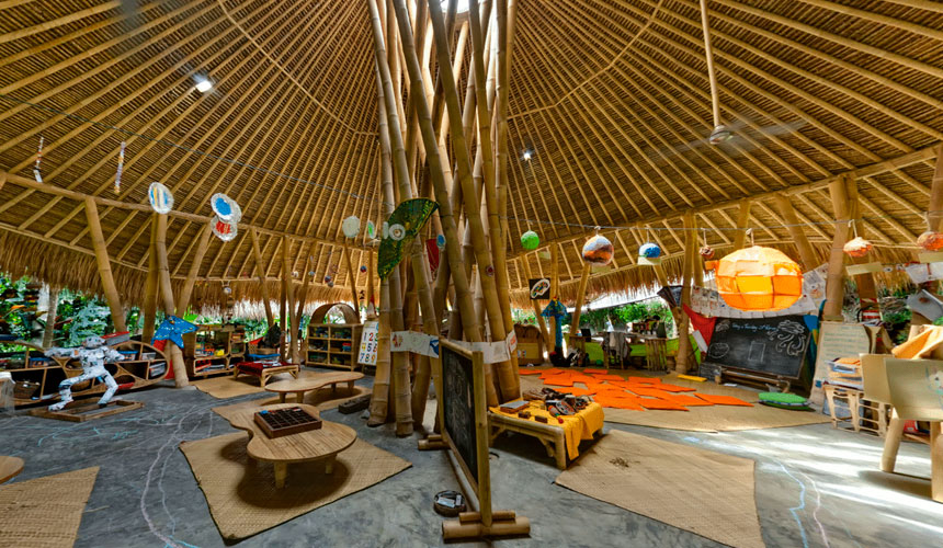 Ini merupakan sekolah 'Green School' di Bali, Indonesia yang dibina oleh sebuah firma rekaan binaan 'Ibuku'. Foto diambil dari laman web ‘Ibuku.com’.