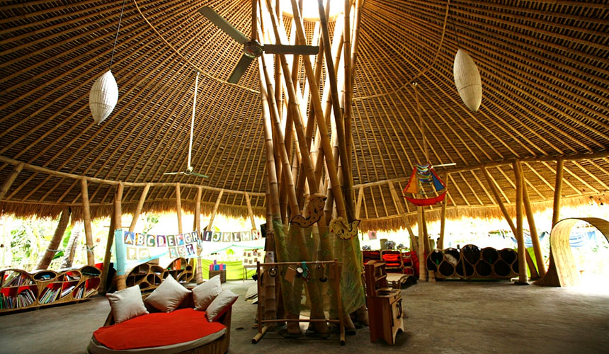Ini merupakan sekolah 'Green School' di Bali, Indonesia yang dibina oleh sebuah firma rekaan binaan 'Ibuku'.