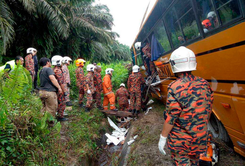 Dipercayai kejadian berlaku apabila bas sekolah terbabit merempuh bahagian belakang sebuah lori muatan besi. - JBPM