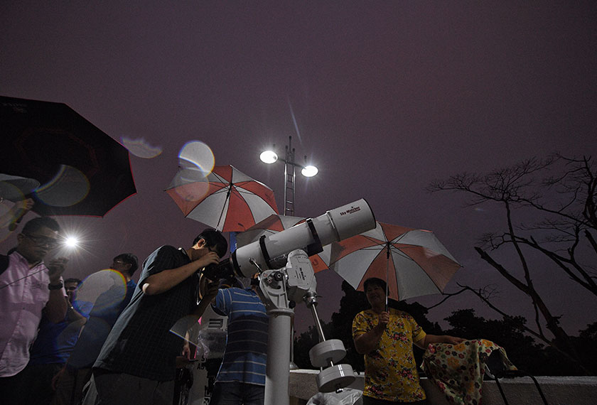 Wakil badan bukan kerajaan Star-Finder Astronomical Society Tai Guo Yie menguji teleskop sebelum merakam tiga fenomena serentak yang akan berlaku ke atas bulan iaitu ‘Super Blue Blood-Moon’ di Planetarium Negara malam ini. - Foto Bernama