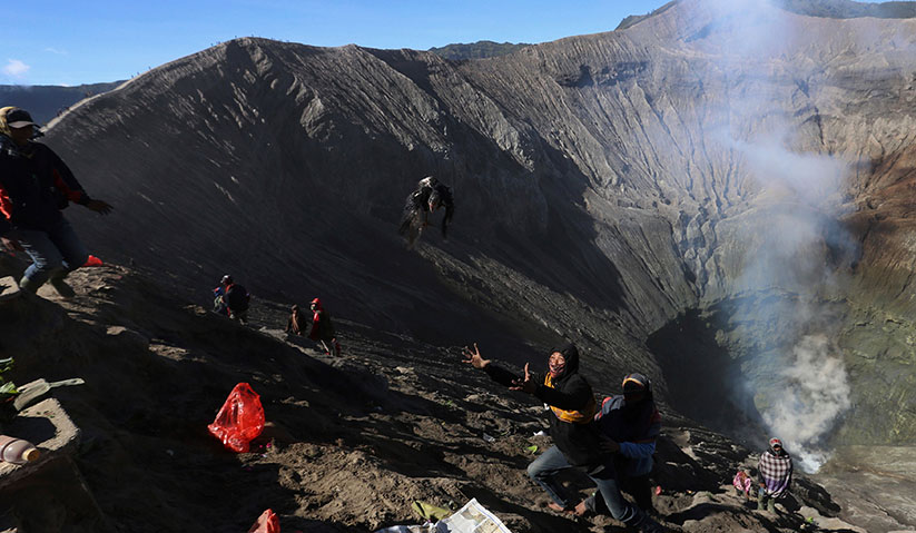  Penduduk tempatan menangkap semula makanan tersebut kerana menganggap makanan tidak sepatutnya dibazirkan. - Reuters