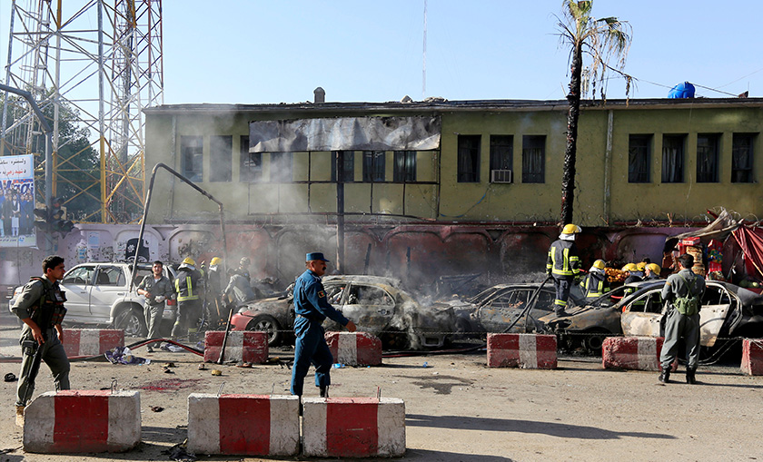  Polis Afghanistan memeriksa tapak letupan di Jalalabad, Afghanistan, 1 Julai 2018. REUTERS / Parwiz