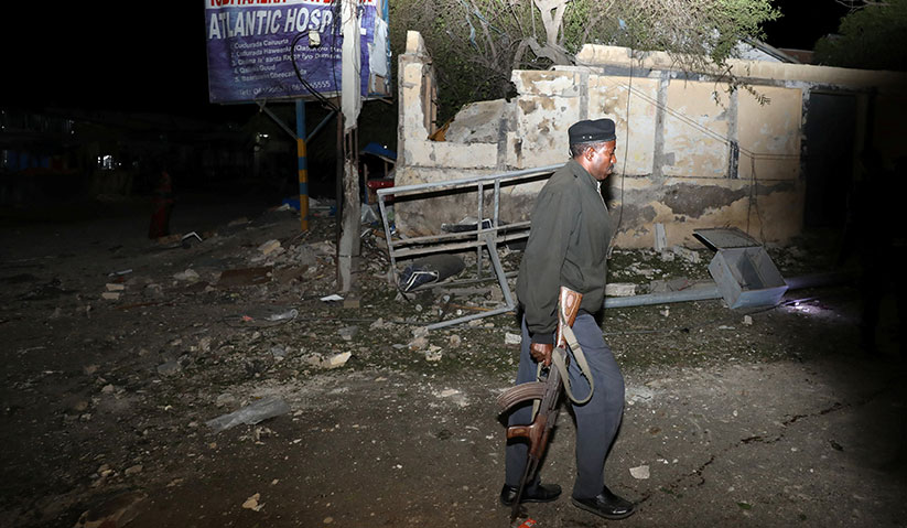 Seorang anggota polis Somalia tiba di tempat kejadian letupan di persimpangan Benadir di Mogadishu, Somalia 2 Julai 2018. REUTERS / Feisal Omar