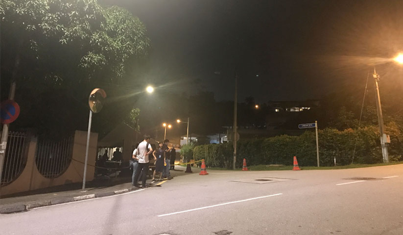 Antara kumpulan wartawan yang memerhatikan pergerakan keluar masuk kenderaan di kediaman Datuk Seri Najib Razak malam ini. - Foto Astro AWANI/Hilal Azmi