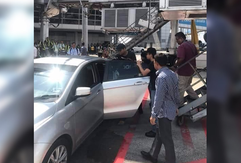 Jamal dibawa masuk ke dalam kenderaan polis sebaik tiba di KLIA. Foto ihsan pembaca