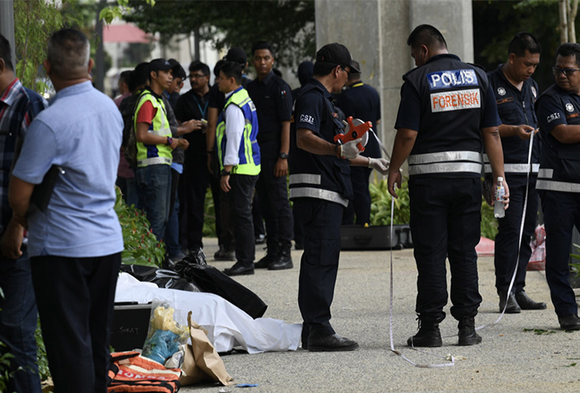 Anggota Forensik melakukan pemeriksaan mayat tanpa identiti dipercayai dikerat kepada beberapa bahagian di temui di tebing Sungai Gombak berhampiran Pusat Dagangan Dunia Putra, hari ini.- Foto Bernama