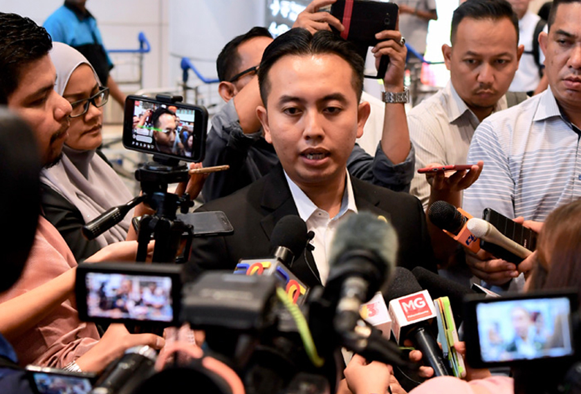 Mohd Imran bercakap kepada pemberita ketika menunggu ketibaan Jamal di KLIA hari ini. --fotoBERNAMA