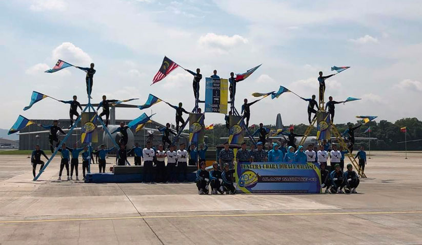 Persembahan oleh warga TUDM sempena sambutan Ulang Tahun ke-60 TUDM di Pangkalan Subang hari ini. Astro AWANI / Siti Nursyazwani