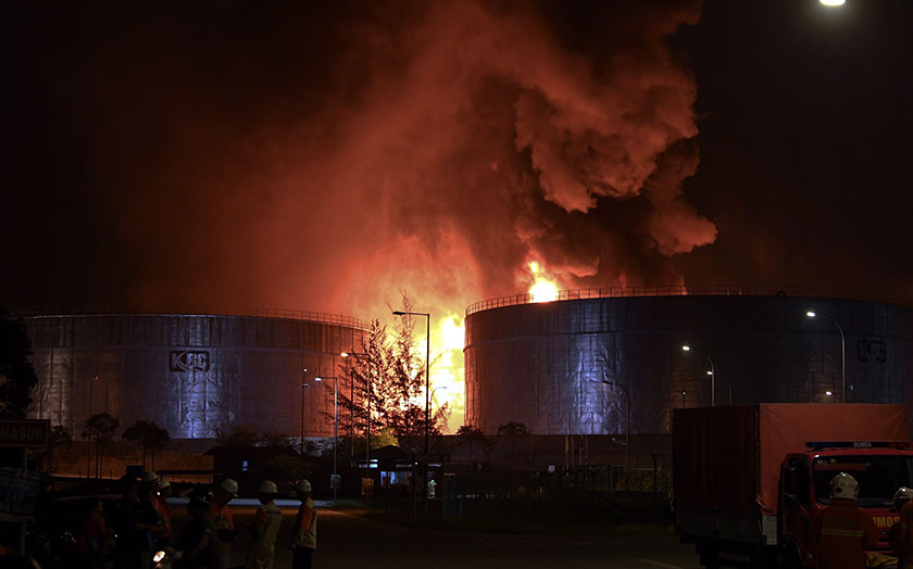 Kebakaran melibatkan tiga buah tangki minyak mentah milik KBC di kawasan perindustrian Teluk Kalong ketika tinjauan awal pagi tadi. --fotoBERNAMA
