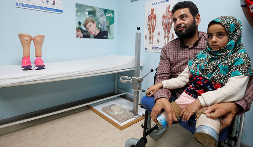 Mohammed Merhi setia menemani anaknya, Maya Merhi, untuk menjalani pemeriksaan fizikal di Istanbul. - Reuters 