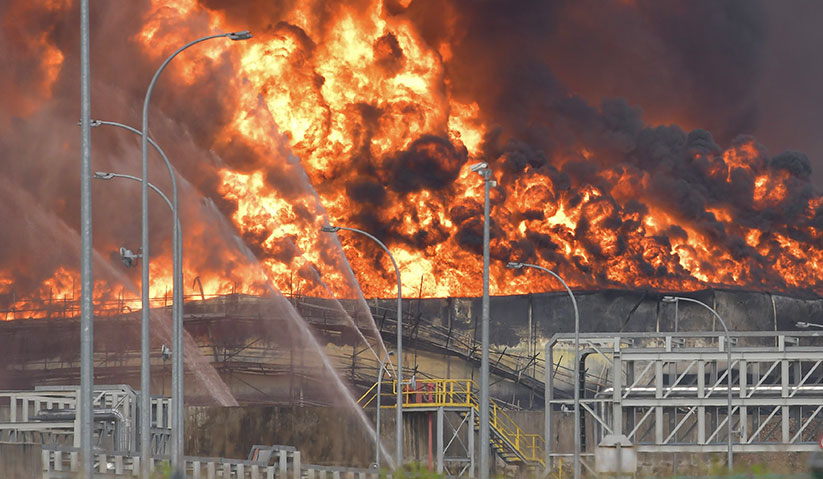 Keadaan api sewaktu marak membakar di lokasi kejadian memberi cabaran buat anggota Bomba dan Penyelamat yang bertugas. - Bernama