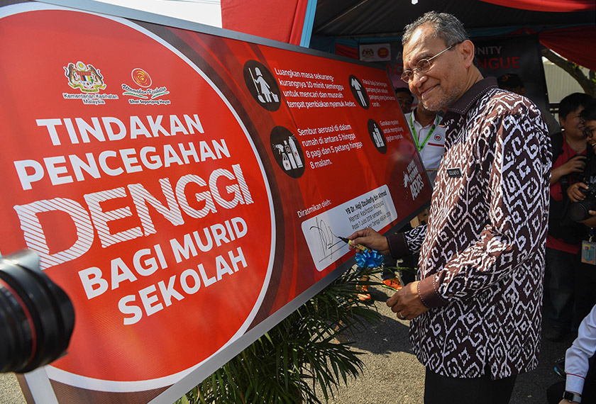 Dr Dzulkefly Ahmad menandatangani papan tanda 'tindakan pencegahan denggi bagi murid sekolah' pada majlis Sambutan Hari Denggi ASEAN di Sekolah Rendah Agama Kampung Sungai Kayu Ara hari ini. --fotoBERNAMA