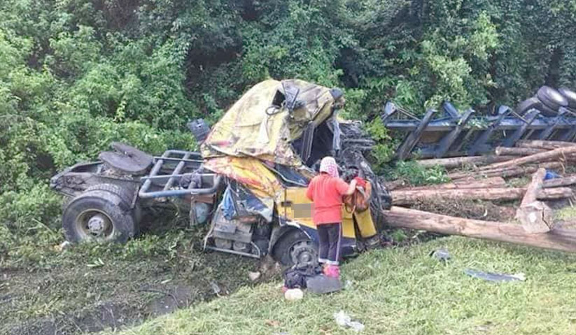 Lori yang membawa muatan balak remuk akibat kemalangan dengan sebuah kereta berhampiran Tasik Banding, Gerik di sini petang ini. - Foto ihsan pembaca.