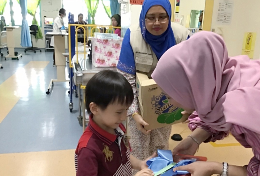 Datin Nabila melawat wad kanak-kanak.