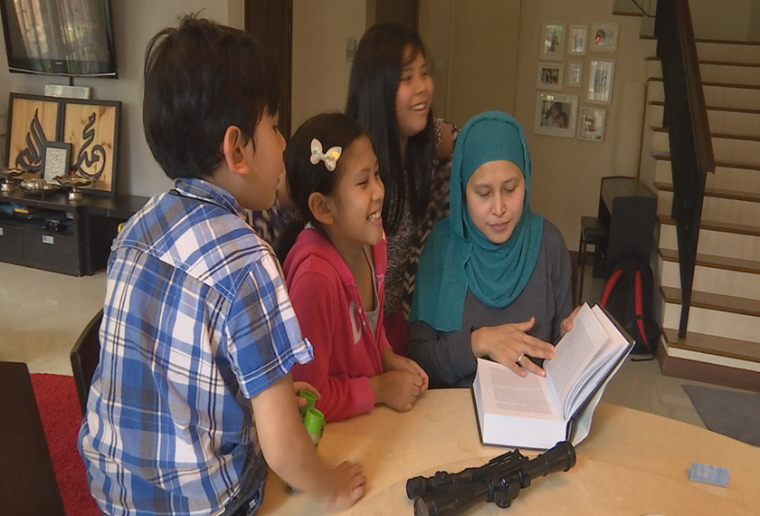 Raja Yazmin bersama tiga orang anaknya sedang membelek buku 'Doctor In The House' di kediaman mereka. - Astro AWANI