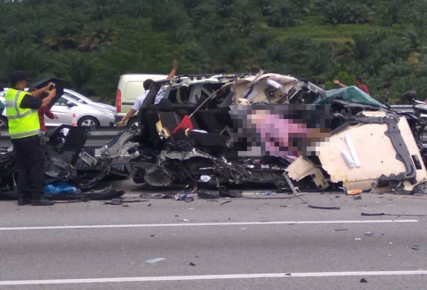 Empat mangsa telah meninggal dunia di tempat kejadian dan empat lagi mengalami kecederaan parah. - Foto ihsan JBPM