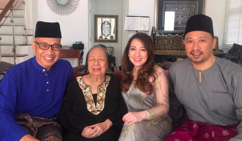 Arwah Esah bersama anak-anaknya.