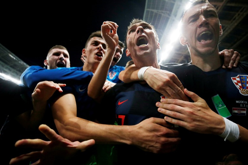 Croatia's Mario Mandzukic celebrates scoring their second goal with teammates at Luzhniki Stadium, Moscow, Russia, July 11, 2018. REUTERS.