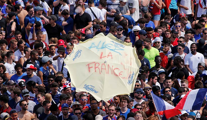 Kemenangan pasukan Perancis membuatkan ribuan peminat yang membanjiri jalanan Paris sepanjang hari terasa berbaloi. - Reuters