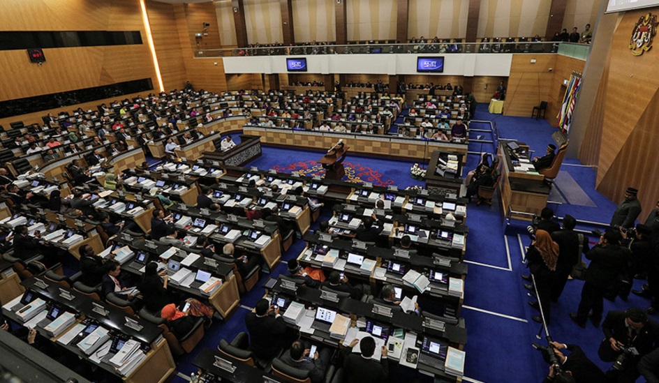 Menurut amalan biasa negara-negara berparlimen, bahagian kanan di dalam Dewan Rakyat terdiri daripada kerajaan dan penyokongnya dengan kerusi pertama adalah untuk Perdana Menteri. - Gambar fail