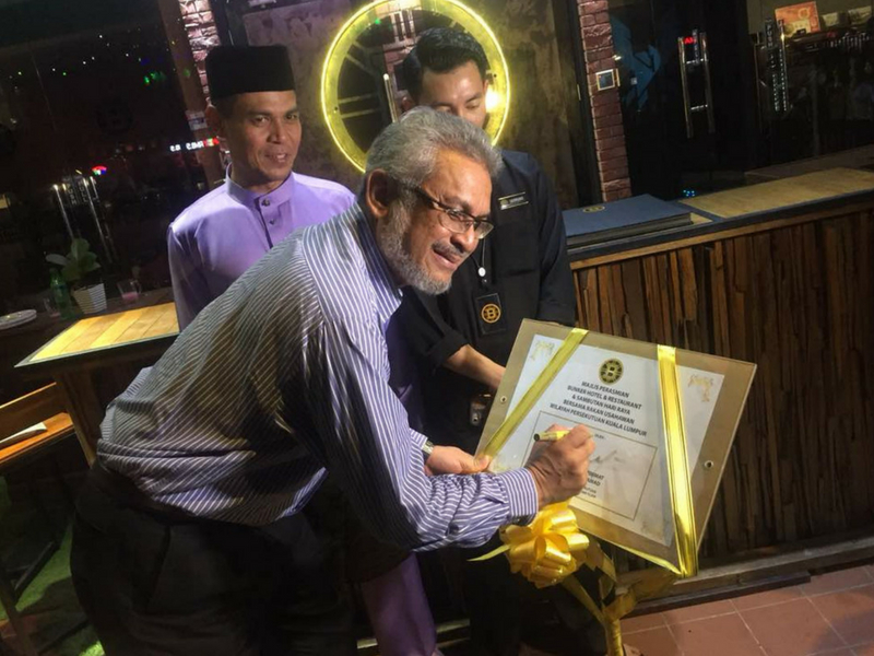 Khalid merasmikan Bunker Hotel & Restaurant kepunyaan Fauzi.