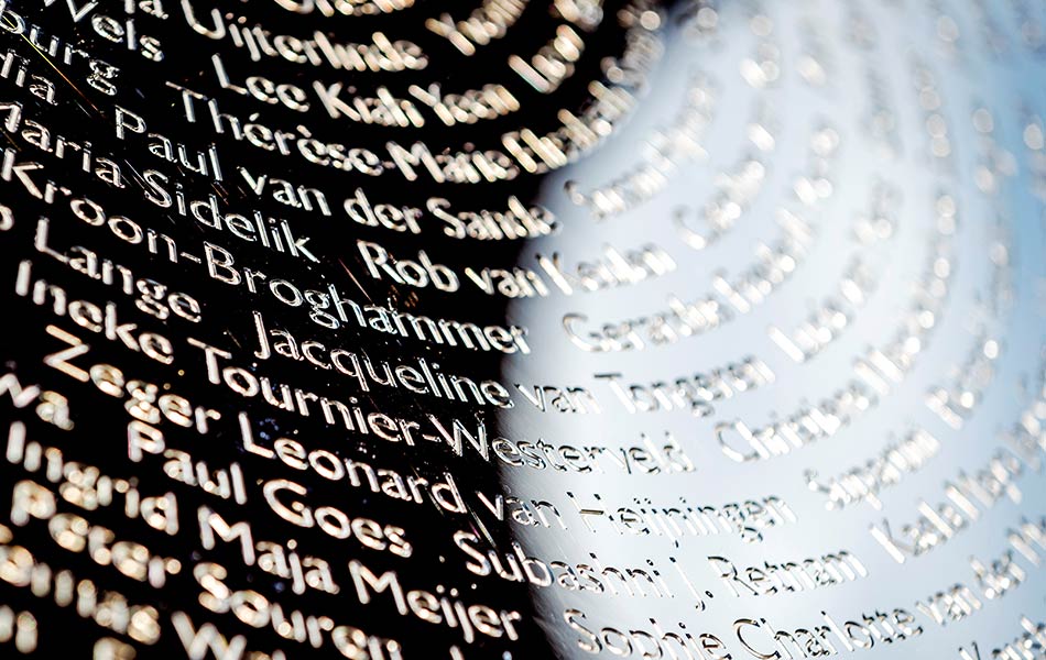 Nama-nama mangsa di monumen kebangsaan bagi memperingati mereka yang terkorban dalam nahas pesawat MH17 di Ukraine pada tahun 2014 di Vijfhuizen, Belanda, 17 Julai 2017. - REUTERS