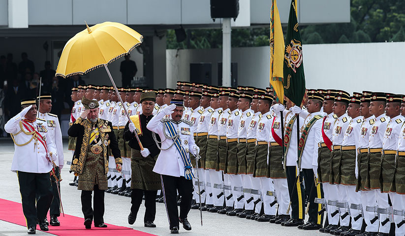 Sultan Muhammad V kemudian memeriksa pasukan Kawalan Kehormat Utama. - Astro AWANI/Shahir Omar