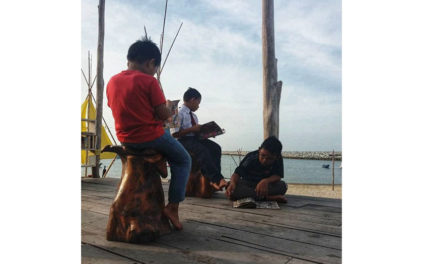 Tiga kanak-kanak ini merupakan tetamu pertama di Panggung Buku. Hak membaca untuk semua. Foto: @twitter.com/PanggungPantai  