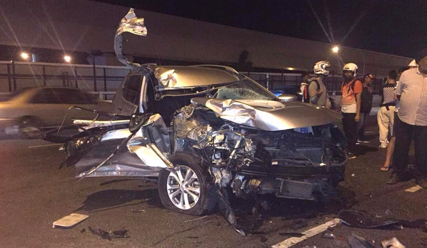 Kenderaan yang dinaiki mangsa remuk teruk di bahagian pemandu