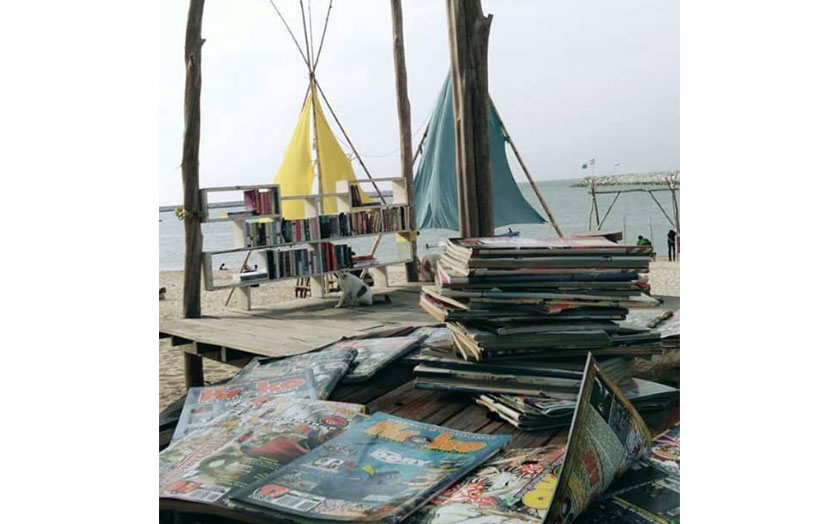 Perpustakaan mini ini dibuka setiap hujung minggu untuk pengunjung menelaah buku ditepi pantai. Foto: @twitter.com/PanggungPantai