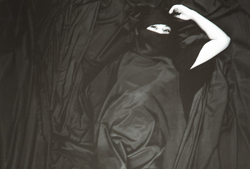 Konsep 'The Light' menampilkan perempuan yang mengenakan pakaian serba hitam dengan hanya sedikit kulit atau mata yang terpapar. Muhaimin E-taela/Ceritalah